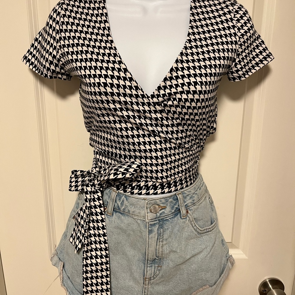 Forever 21 houndstooth strappy crop top and topshop denim shorts high waisted